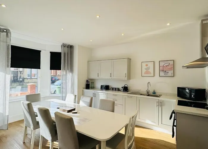 Pearl House - Delightful 3-4 Bedroom Coastal Getaway