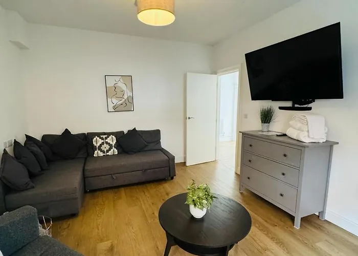 Pearl House - Delightful 3-4 Bedroom Coastal Getaway