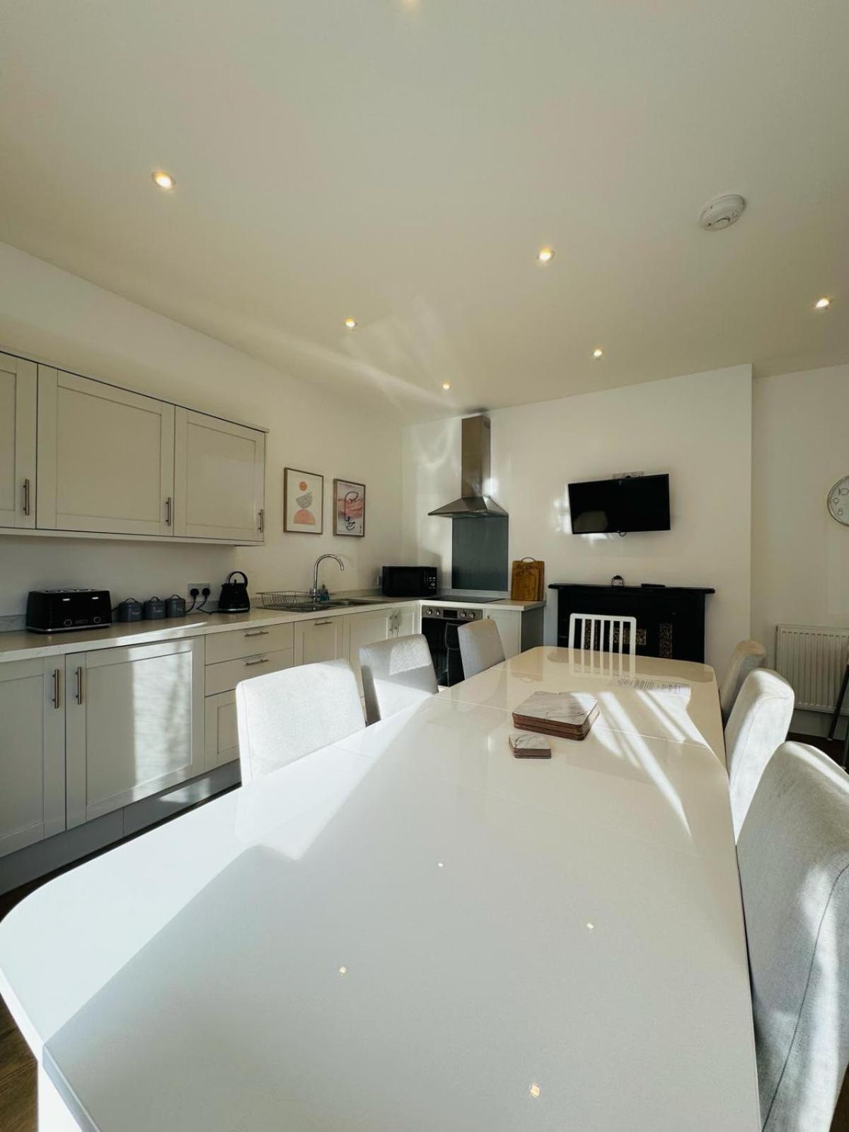 Pearl House - Delightful 3-4 Bedroom Coastal Getaway