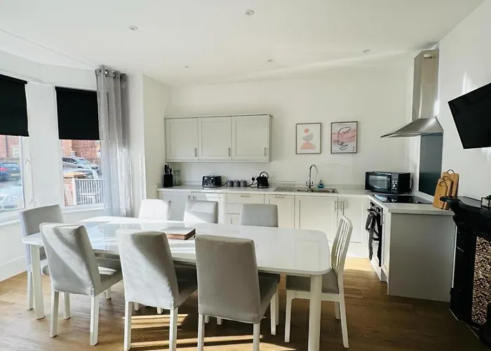 Pearl House - Delightful 3-4 Bedroom Coastal Getaway
