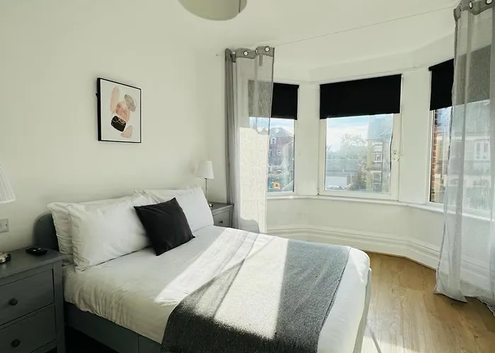 Pearl House - Delightful 3-4 Bedroom Coastal Getaway